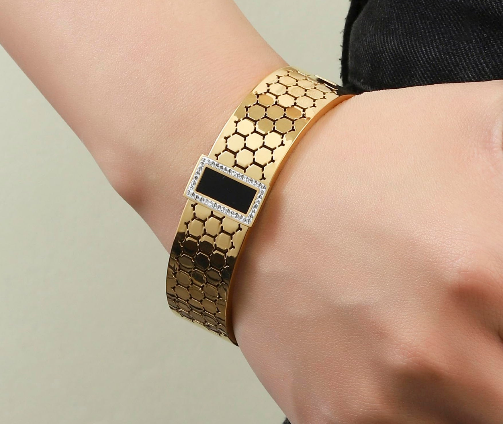 Luxury Geometric Gold Bracelet with Black Onyx Centerpiece – Designer-Inspired Elegance