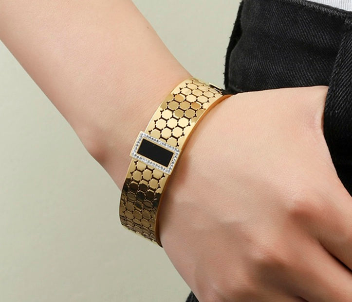 Luxury Geometric Gold Bracelet with Black Onyx Centerpiece – Designer-Inspired Elegance