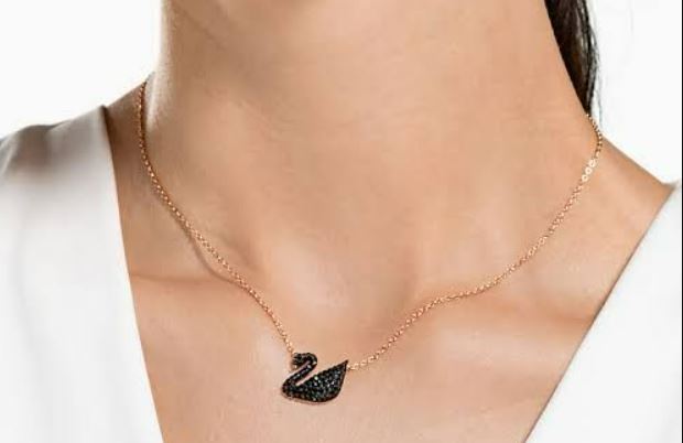 Elegant Black Swan Jewelry Set – Necklace & Earrings