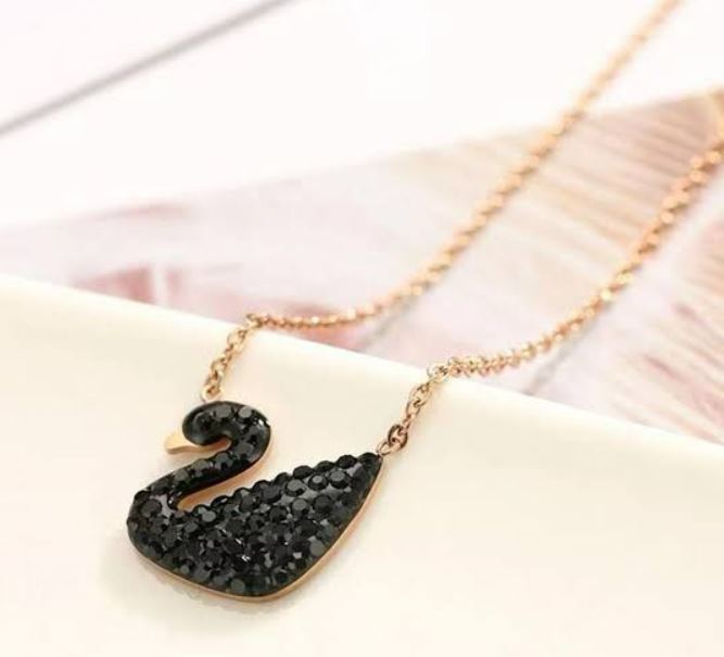 Elegant Black Swan Jewelry Set – Necklace & Earrings